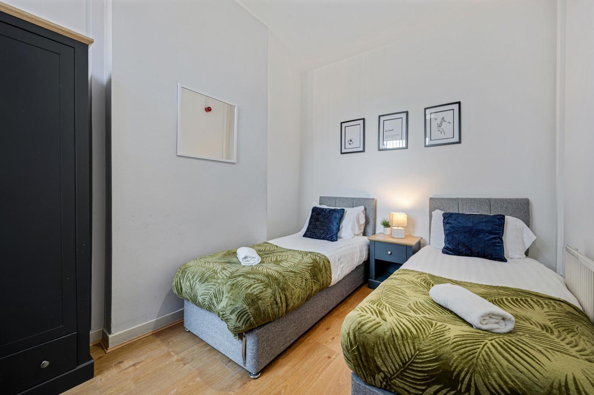 Thirlmere House - Air Host & Stay - 5 Bedrooms Liverpool Bagian luar foto