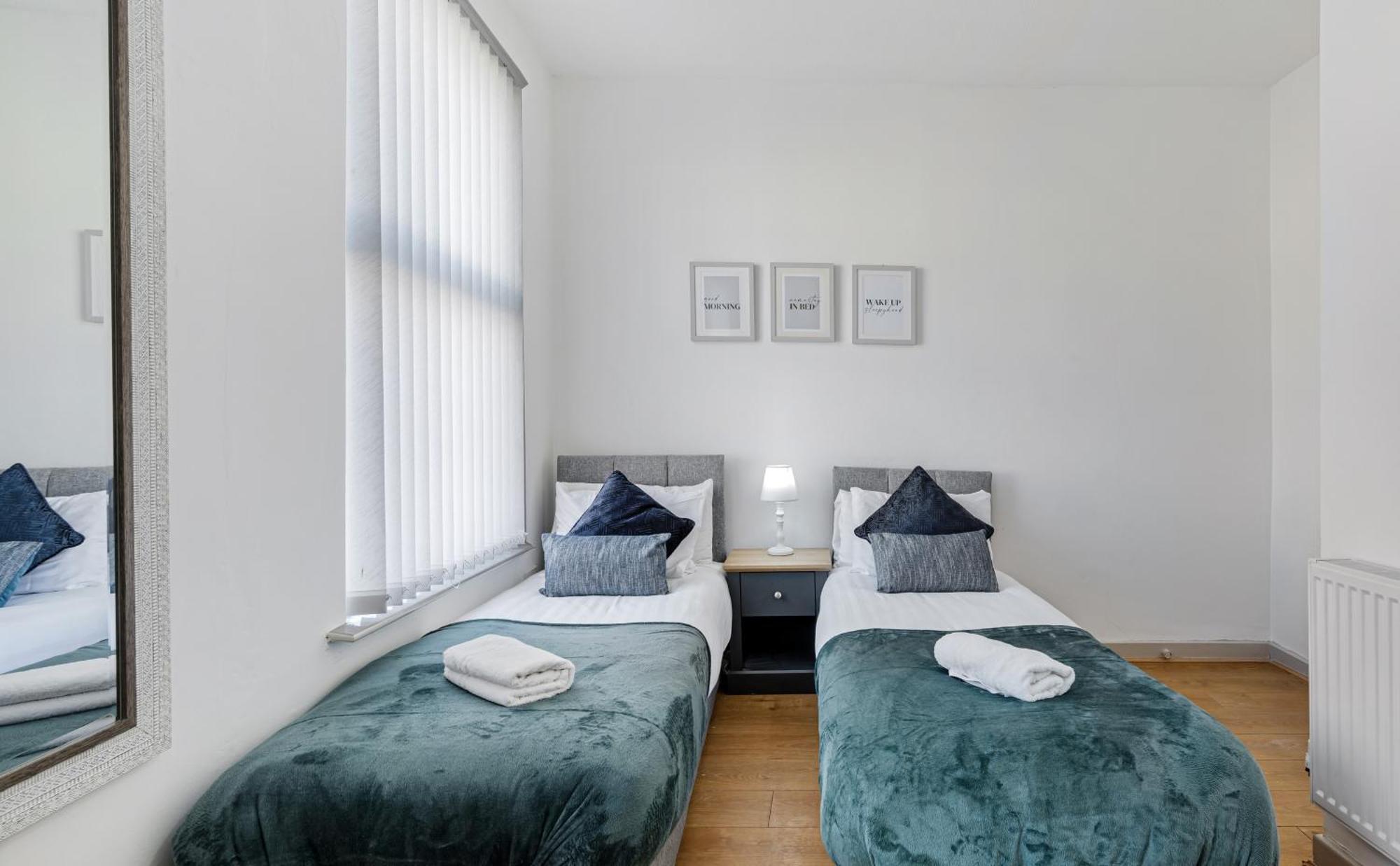 Thirlmere House - Air Host & Stay - 5 Bedrooms Liverpool Bagian luar foto